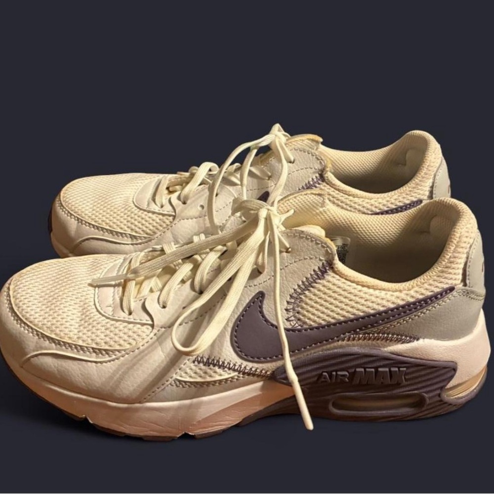 Women’s Nike Air Max Excee Runner size 8 purple and white - Picture 3 of 5